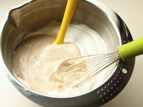 再倒回到剩下的蛋白霜里。