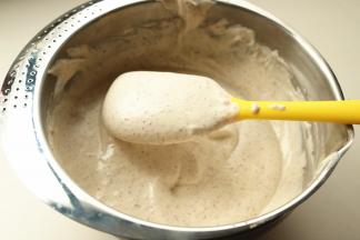 继续用手抽拌匀。