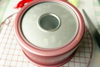 烤好的蛋糕及时拿出，倒扣晾凉，凉透后脱模。