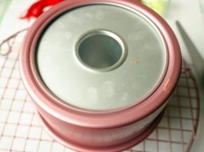 烤好的蛋糕及时拿出，倒扣晾凉，凉透后脱模。