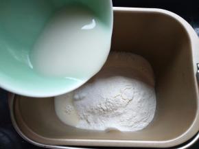 酵母入温水里化开；中筋面粉和细砂糖入面包桶；倒入面包桶里