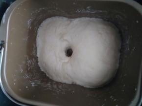 手指蘸面粉戳个洞，不回缩表明发好了