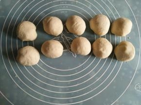 取出面团，揉面垫撒少量中筋面粉，把面团揉光滑不粘手；平均分成10份