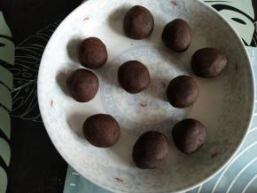 面团发酵期间，把豆沙分成20克一份，共10份