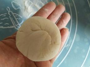 收口朝下，捏紧