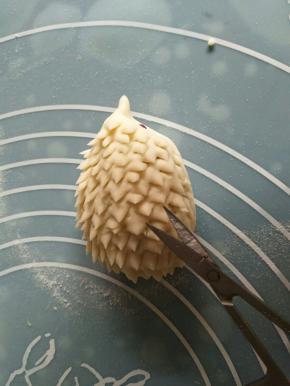 剪刀从嘴部中间开始剪，整个背部都剪