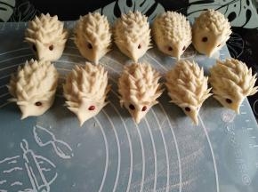 用红豆装饰眼睛