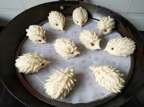 锅里加水，加热40℃左右，醒面20分钟