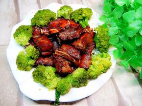 烤好的。摆入至煮过的西兰花上