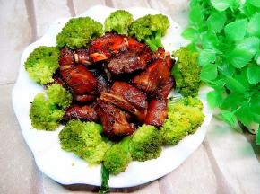 烤好的。摆入至煮过的西兰花上