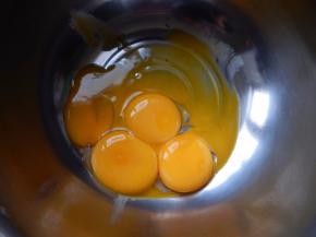 四个蛋黄