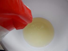 蛋清加入35克白糖