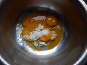 蛋黄加入20克白糖