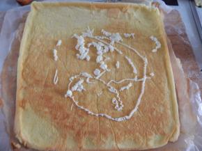 烤好冷却脱模去外皮抹上沙拉酱