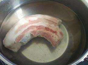 五花肉冷水下锅，煮到筷子可以轻松的穿过就可以了，大概30分钟左右