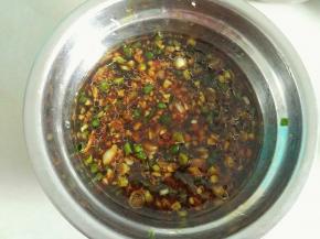 葱姜蒜切好放碗里，到入酱油，蚝油，香油各一勺，放入微波炉高火叮一分钟拿出备用，因为三种配料都是带辛辣味的，直接吃吃不惯所以我要叮一下，喜欢生吃的也可以直接用
