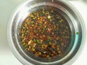 葱姜蒜切好放碗里，到入酱油，蚝油，香油各一勺，放入微波炉高火叮一分钟拿出备用，因为三种配料都是带辛辣味的，直接吃吃不惯所以我要叮一下，喜欢生吃的也可以直接用