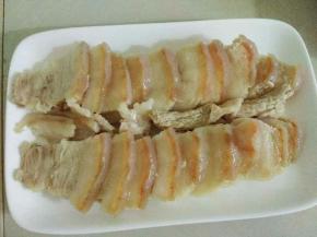 五花肉捞出过凉开水，切片摆盘