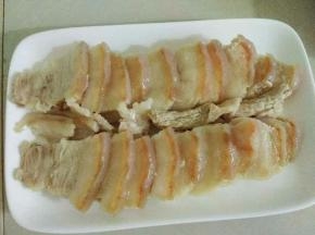 五花肉捞出过凉开水，切片摆盘