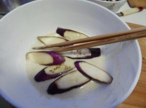 搅拌好的面糊加入腌好的茄子