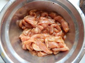 猪肉切成丝加入料酒生抽淀粉抓 前面