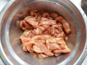猪肉切成丝加入料酒生抽淀粉抓 前面
