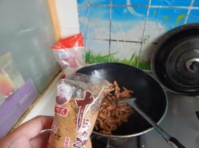 加入五香粉炒匀