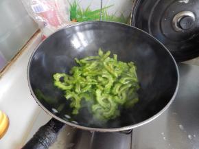 然后锅里加入油加入苦瓜