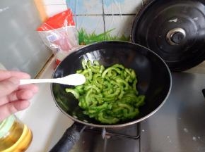 快速翻炒一会在加入盐