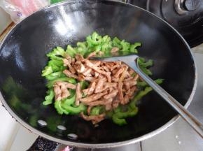 炒匀加入肉丝