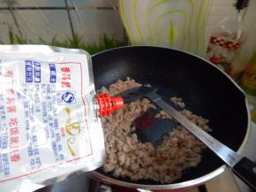 炒散后加入黄豆酱