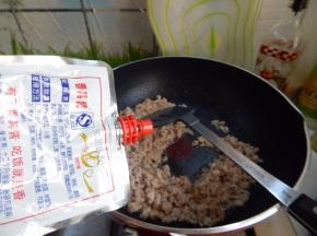 炒散后加入黄豆酱