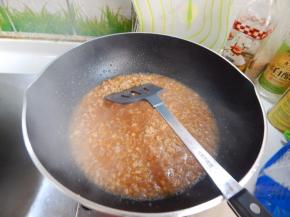 炒匀后加入清水 煮两分钟