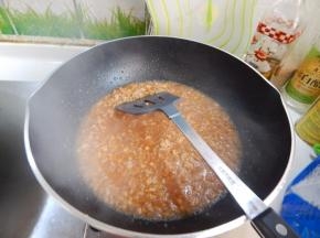 炒匀后加入清水 煮两分钟