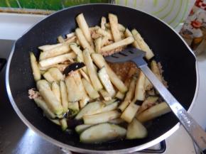 加入腌好的茄子