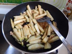 加入腌好的茄子