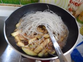 炒至入味加入粉条