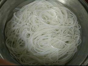 有热水泡好的米粉