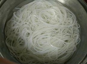 有热水泡好的米粉