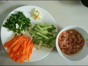 辅料切好备用，肉切丝，放半匙盐，1匙酱油腌制