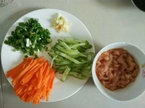 辅料切好备用，肉切丝，放半匙盐，1匙酱油腌制