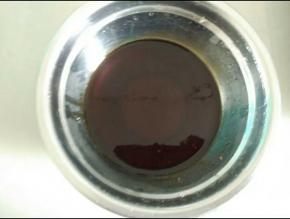 碗里放入一勺酱油，一勺蚝油，一匙糖，半匙盐