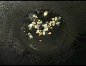 热锅下油，放入蒜爆香
