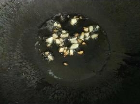 热锅下油，放入蒜爆香