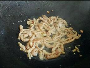 倒入肉丝翻炒至变色