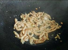 倒入肉丝翻炒至变色