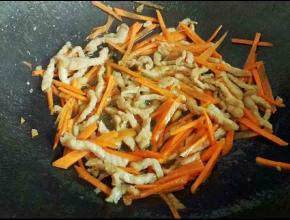 倒入胡萝卜炒软