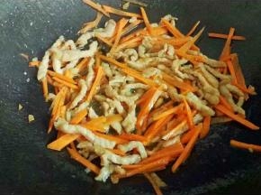 倒入胡萝卜炒软