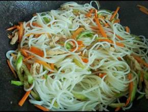 倒入米粉翻炒均匀