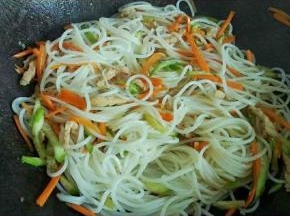 倒入米粉翻炒均匀